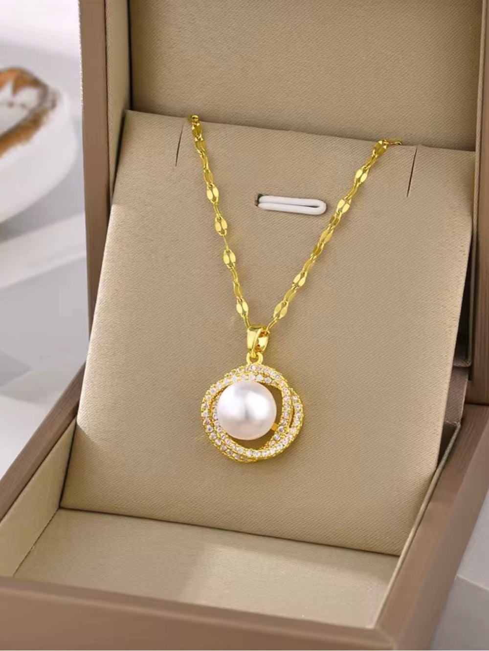 Elegant Gold Pearl Pendant Necklace - Women Jewelry
